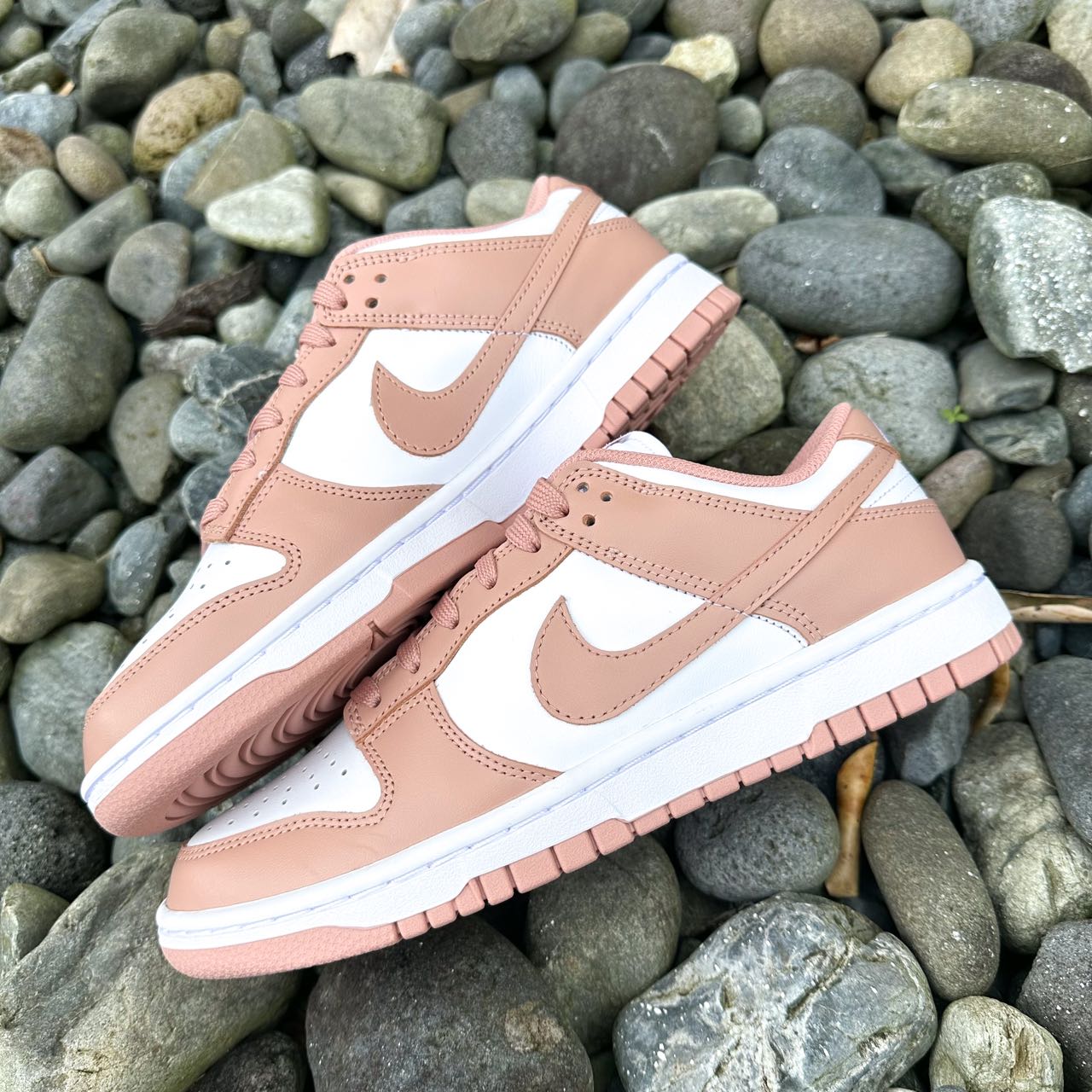wmns dunk low rose whisper