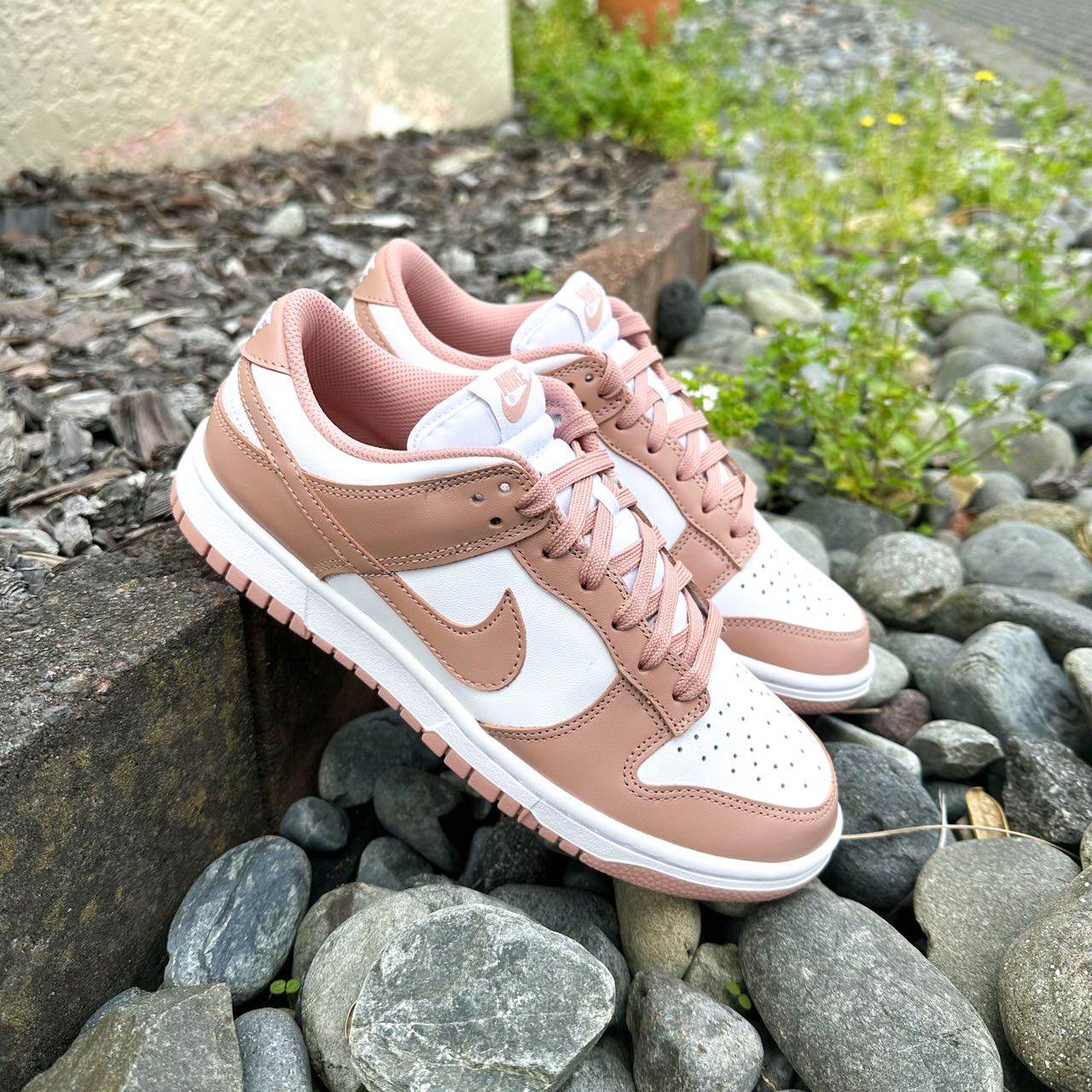 Nike sneakers hot sale rose